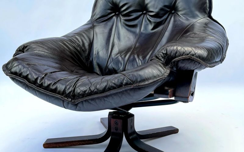Chair: 900mm wide 925mm long x 900mm deep